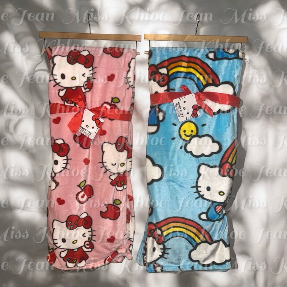 - Hello Kitty Throw Blanket Set